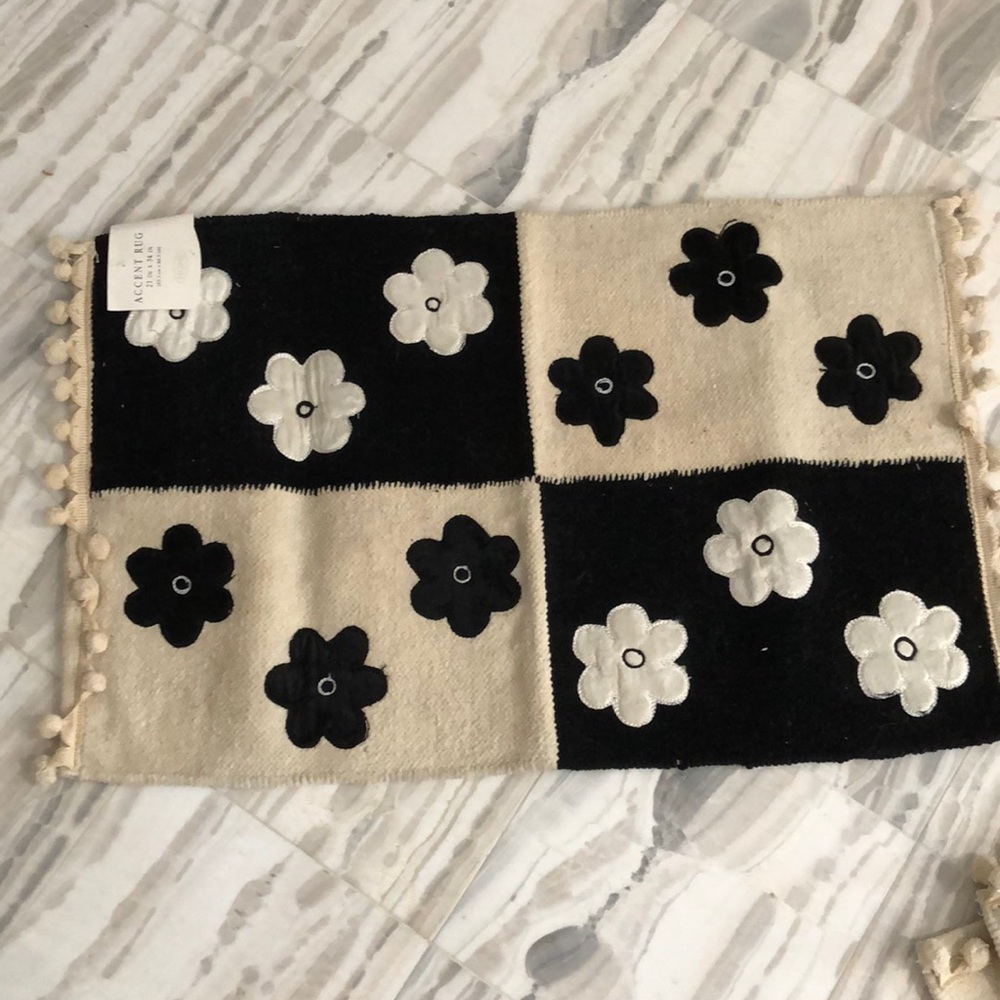 Black cream flower accent rug 21”x34” NWT multiple